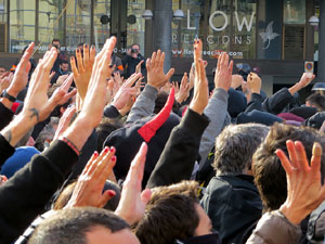 Manifestaci&oacute; antifeixista per un acte pol&iacute;tic de la plataforma Borb&ograve;nia amb el suport de Vox, a la pla&ccedil;a de l'U d'octubre del 2017