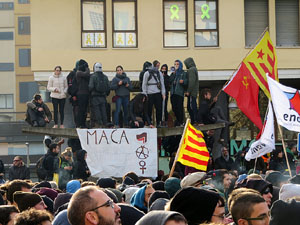 Manifestaci&oacute; antifeixista per un acte pol&iacute;tic de la plataforma Borb&ograve;nia amb el suport de Vox, a la pla&ccedil;a de l'U d'octubre del 2017