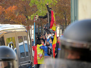 Manifestaci&oacute; antifeixista per un acte pol&iacute;tic de la plataforma Borb&ograve;nia amb el suport de Vox, a la pla&ccedil;a de l'U d'octubre del 2017