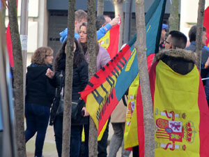 Manifestaci&oacute; antifeixista per un acte pol&iacute;tic de la plataforma Borb&ograve;nia amb el suport de Vox, a la pla&ccedil;a de l'U d'octubre del 2017