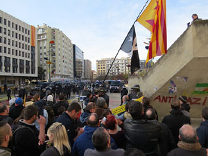 Manifestaci&oacute; antifeixista per un acte pol&iacute;tic de la plataforma Borb&ograve;nia amb el suport de Vox, a la pla&ccedil;a de l'U d'octubre del 2017