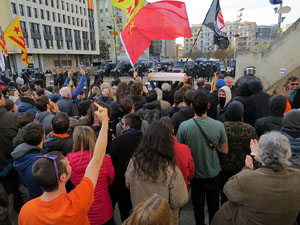 Manifestaci&oacute; antifeixista per un acte pol&iacute;tic de la plataforma Borb&ograve;nia amb el suport de Vox, a la pla&ccedil;a de l'U d'octubre del 2017