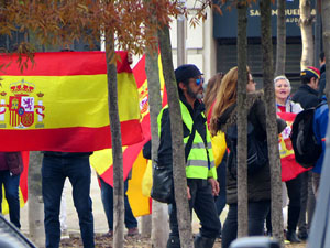 Manifestaci&oacute; antifeixista per un acte pol&iacute;tic de la plataforma Borb&ograve;nia amb el suport de Vox, a la pla&ccedil;a de l'U d'octubre del 2017