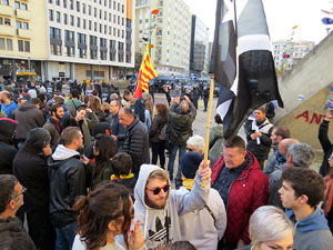 Manifestaci&oacute; antifeixista per un acte pol&iacute;tic de la plataforma Borb&ograve;nia amb el suport de Vox, a la pla&ccedil;a de l'U d'octubre del 2017
