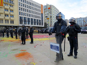 Manifestaci&oacute; antifeixista per un acte pol&iacute;tic de la plataforma Borb&ograve;nia amb el suport de Vox, a la pla&ccedil;a de l'U d'octubre del 2017