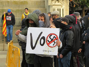 Manifestaci&oacute; antifeixista per un acte pol&iacute;tic de la plataforma Borb&ograve;nia amb el suport de Vox, a la pla&ccedil;a de l'U d'octubre del 2017