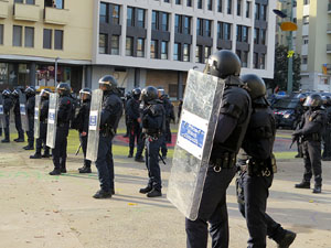 Manifestaci&oacute; antifeixista per un acte pol&iacute;tic de la plataforma Borb&ograve;nia amb el suport de Vox, a la pla&ccedil;a de l'U d'octubre del 2017