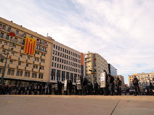 Manifestaci&oacute; antifeixista per un acte pol&iacute;tic de la plataforma Borb&ograve;nia amb el suport de Vox, a la pla&ccedil;a de l'U d'octubre del 2017