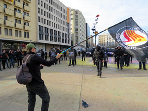 Manifestaci&oacute; antifeixista per un acte pol&iacute;tic de la plataforma Borb&ograve;nia amb el suport de Vox, a la pla&ccedil;a de l'U d'octubre del 2017