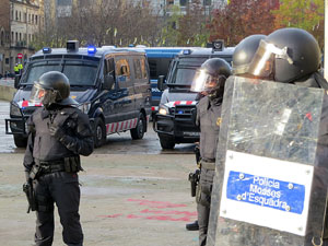 Manifestaci&oacute; antifeixista per un acte pol&iacute;tic de la plataforma Borb&ograve;nia amb el suport de Vox, a la pla&ccedil;a de l'U d'octubre del 2017