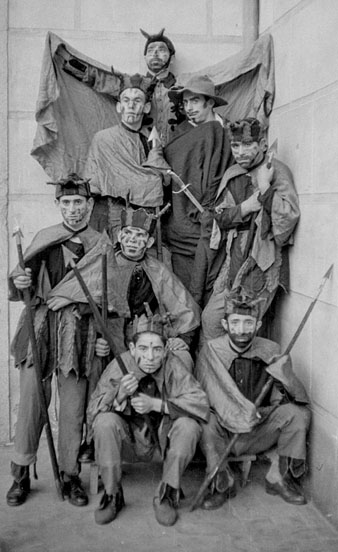 Representació dels Pastorets a l'Hospici. Retrat dels dimonis al pati. 1959