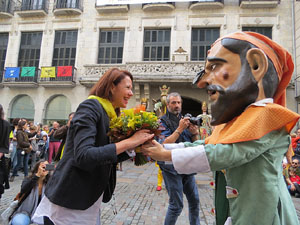 Fires de Sant Narc&iacute;s 2018. Toc de rams. Canvi dels rams de flors de les gegantes de Girona