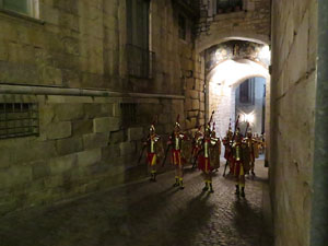 Setmana Santa 2019 a Girona. Sortida dels Manaies per lliurar el Pen&oacute;