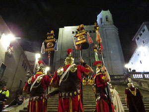 Setmana Santa 2019 a Girona. Sortida dels Manaies per lliurar el Pen&oacute;