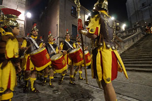 Setmana Santa 2019 a Girona. Sortida dels Manaies per lliurar el Pen&oacute;