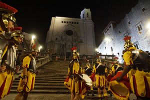 Setmana Santa 2019 a Girona. Sortida dels Manaies per lliurar el Pen&oacute;