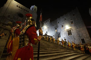 Setmana Santa 2019 a Girona. Sortida dels Manaies per lliurar el Pen&oacute;