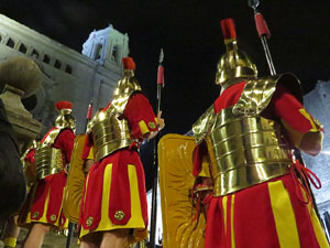 Setmana Santa 2019 a Girona. Sortida dels Manaies per lliurar el Pen&oacute;