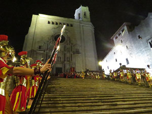 Setmana Santa 2019 a Girona. Sortida dels Manaies per lliurar el Pen&oacute;