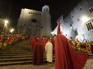 Setmana Santa 2019 a Girona. Sortida dels Manaies per lliurar el Pen&oacute;