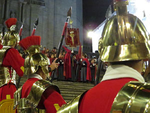 Setmana Santa 2019 a Girona. Sortida dels Manaies per lliurar el Pen&oacute;