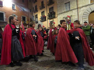 Setmana Santa 2019 a Girona. Sortida dels Manaies per lliurar el Pen&oacute;