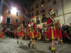 Setmana Santa 2019 a Girona. Sortida dels Manaies per lliurar el Pen&oacute;