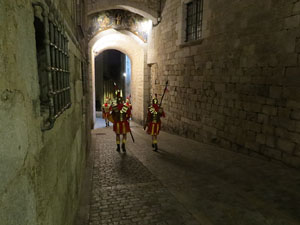 Setmana Santa 2019 a Girona. Sortida dels Manaies per lliurar el Pen&oacute;