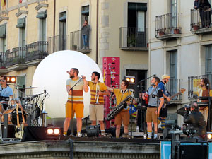 Festival Strenes 2019. Concert inaugural al terrat del punt d'Informació de la Rambla, a càrrec d'Oques Grasses