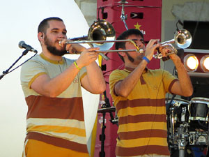 Festival Strenes 2019. Concert inaugural al terrat del punt d'Informació de la Rambla, a càrrec d'Oques Grasses