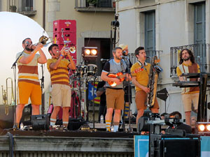 Festival Strenes 2019. Concert inaugural al terrat del punt d'Informació de la Rambla, a càrrec d'Oques Grasses