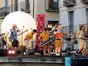 Festival Strenes 2019. Concert inaugural al terrat del punt d'Informació de la Rambla, a càrrec d'Oques Grasses
