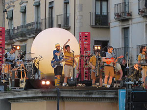 Festival Strenes 2019. Concert inaugural al terrat del punt d'Informació de la Rambla, a càrrec d'Oques Grasses