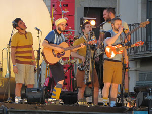 Festival Strenes 2019. Concert inaugural al terrat del punt d'Informació de la Rambla, a càrrec d'Oques Grasses