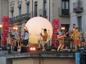 Festival Strenes 2019. Concert inaugural al terrat del punt d'Informació de la Rambla, a càrrec d'Oques Grasses