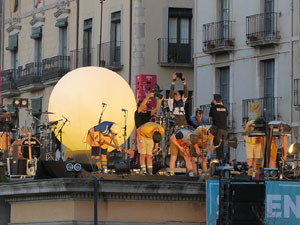 Festival Strenes 2019. Concert inaugural al terrat del punt d'Informació de la Rambla, a càrrec d'Oques Grasses