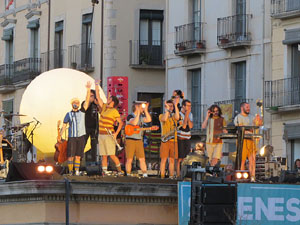 Festival Strenes 2019. Concert inaugural al terrat del punt d'Informació de la Rambla, a càrrec d'Oques Grasses