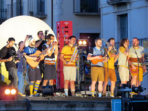 Festival Strenes 2019. Concert inaugural al terrat del punt d'Informació de la Rambla, a càrrec d'Oques Grasses