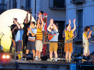 Festival Strenes 2019. Concert inaugural al terrat del punt d'Informació de la Rambla, a càrrec d'Oques Grasses