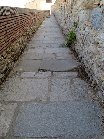 Camí de ronda de la muralla. A la banda dreta quedaria el baluard de la Mercè