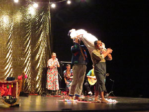 Festivals de Girona. FITAG 2019 - 'Tinto corazón'. Espectacle interpretat per la companyia 'Situación País' de Valparaiso, Xile