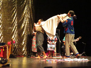 Festivals de Girona. FITAG 2019 - 'Tinto corazón'. Espectacle interpretat per la companyia 'Situación País' de Valparaiso, Xile