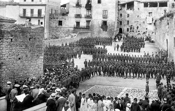 Soldats de la caserna de Sant Domènec durant la jura de bandera davant l'edifici de les Àligues. 21 de setembre de 1919