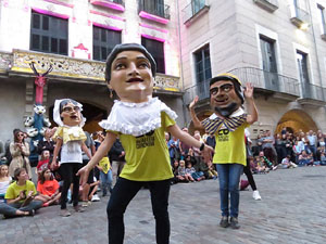 Assaig de Fal&middot;lera Girona amb els bastoners, m&uacute;sics i tota la far&agrave;ndula festiva