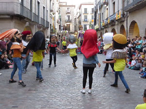 Assaig de Fal&middot;lera Girona amb els bastoners, m&uacute;sics i tota la far&agrave;ndula festiva