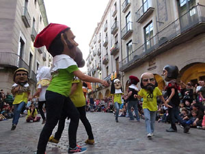 Assaig de Fal&middot;lera Girona amb els bastoners, m&uacute;sics i tota la far&agrave;ndula festiva