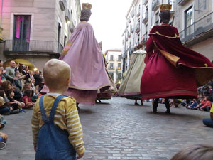 Assaig de Fal&middot;lera Girona amb els bastoners, m&uacute;sics i tota la far&agrave;ndula festiva