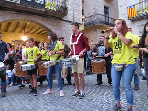 Assaig de Fal&middot;lera Girona amb els bastoners, m&uacute;sics i tota la far&agrave;ndula festiva