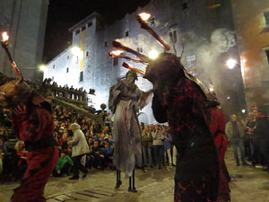 Fires 2019. La Drakofarra, descens del Beatusaure i del petit Drac Major per les escales de la Catedral de Girona