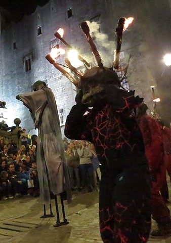 La Bruixa de la Catedral i els Diables de l'Onyar durant l'espectacle a la plaça de la Catedral